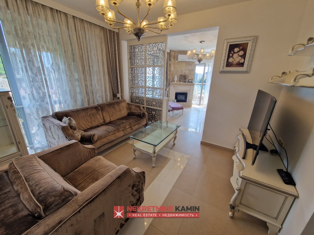 Luxury Three-Bedroom Apartment on a Full Floor, with Stylish Furniture, Bečići, Budva